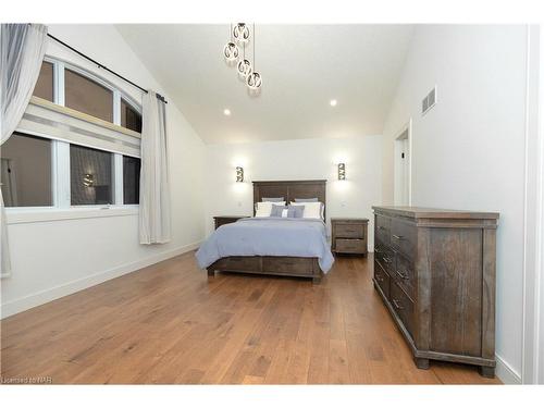 200 Snyders Avenue, Belmont, ON - Indoor Photo Showing Bedroom