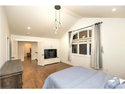 200 Snyders Avenue, Belmont, ON - Indoor Photo Showing Bedroom