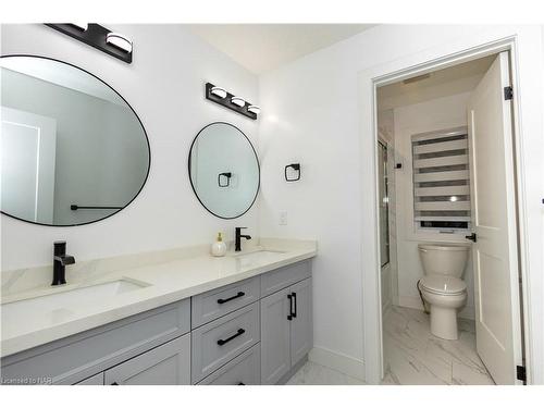 200 Snyders Avenue, Belmont, ON - Indoor Photo Showing Bathroom