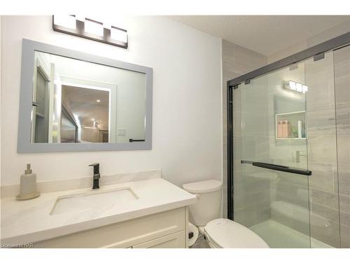 200 Snyders Avenue, Belmont, ON - Indoor Photo Showing Bathroom