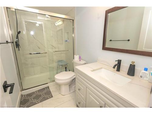 200 Snyders Avenue, Belmont, ON - Indoor Photo Showing Bathroom