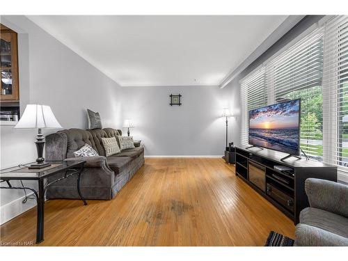764 Parkdale Avenue, Fort Erie, ON - Indoor Photo Showing Living Room