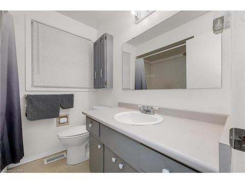 764 Parkdale Avenue, Fort Erie, ON - Indoor Photo Showing Bathroom