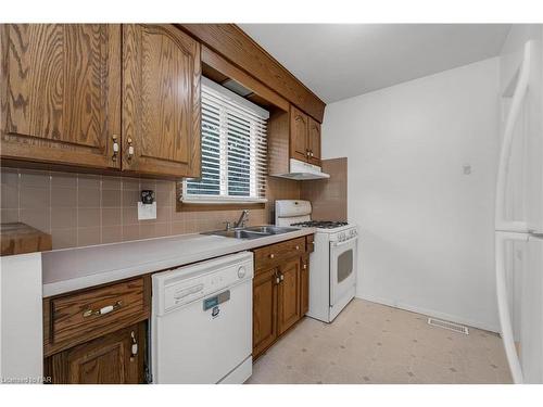 764 Parkdale Avenue, Fort Erie, ON - Indoor Photo Showing Kitchen With Double Sink