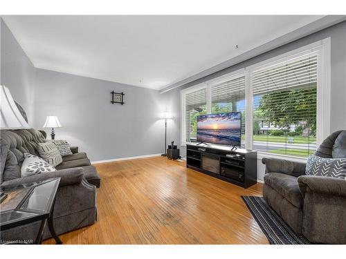 764 Parkdale Avenue, Fort Erie, ON - Indoor Photo Showing Living Room