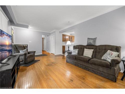 764 Parkdale Avenue, Fort Erie, ON - Indoor Photo Showing Living Room