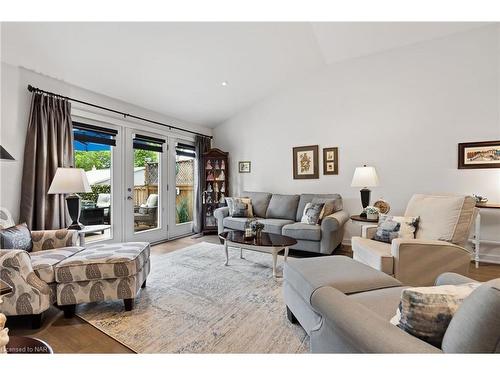 3608 Hibbard St Street, Ridgeway, ON - Indoor Photo Showing Living Room