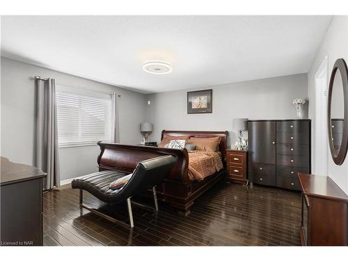 5743 Jake Crescent, Niagara Falls, ON - Indoor Photo Showing Bedroom