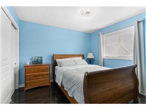 5743 Jake Crescent, Niagara Falls, ON - Indoor Photo Showing Bedroom