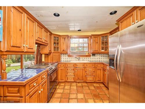 570 Lakeside Road, Fort Erie, ON - Indoor Photo Showing Kitchen