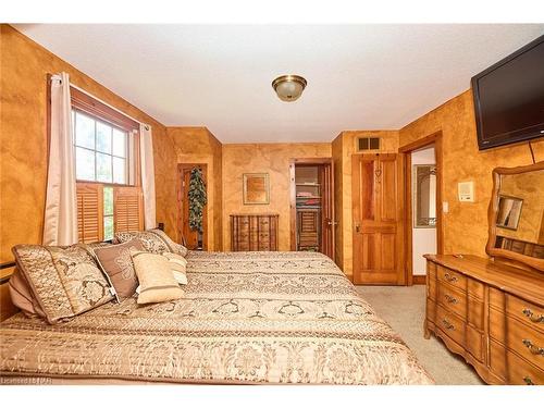 570 Lakeside Road, Fort Erie, ON - Indoor Photo Showing Bedroom