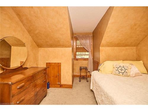 570 Lakeside Road, Fort Erie, ON - Indoor Photo Showing Bedroom