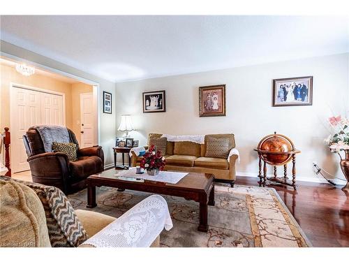 383 Grantham Avenue, St. Catharines, ON - Indoor Photo Showing Living Room