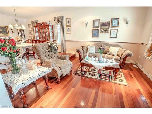 6287 Emma Street, Niagara Falls, ON - Indoor Photo Showing Living Room