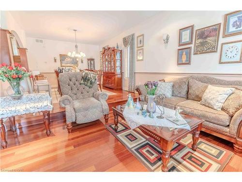 6287 Emma Street, Niagara Falls, ON - Indoor Photo Showing Living Room