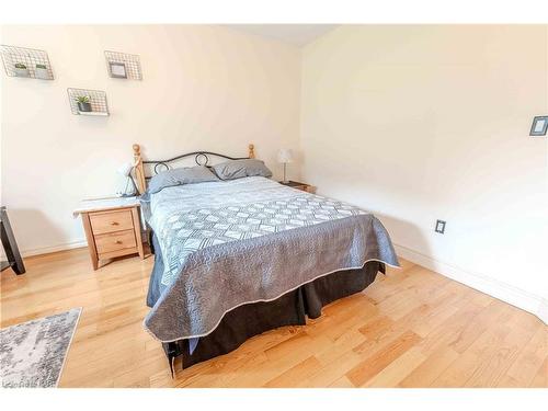 6287 Emma Street, Niagara Falls, ON - Indoor Photo Showing Bedroom