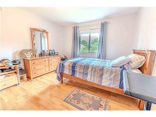 6287 Emma Street, Niagara Falls, ON - Indoor Photo Showing Bedroom