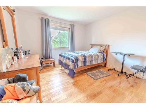 6287 Emma Street, Niagara Falls, ON - Indoor Photo Showing Bedroom