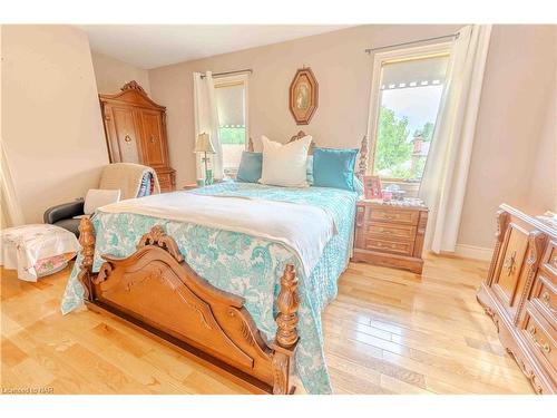 6287 Emma Street, Niagara Falls, ON - Indoor Photo Showing Bedroom