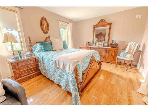 6287 Emma Street, Niagara Falls, ON - Indoor Photo Showing Bedroom