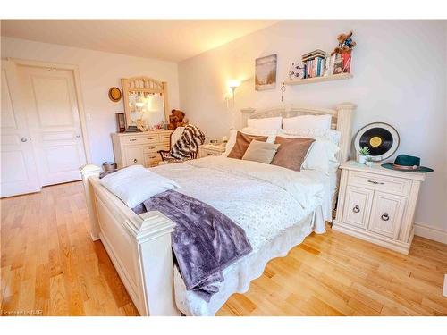 6287 Emma Street, Niagara Falls, ON - Indoor Photo Showing Bedroom