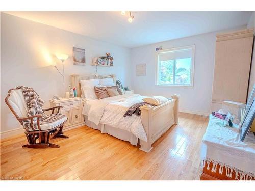 6287 Emma Street, Niagara Falls, ON - Indoor Photo Showing Bedroom