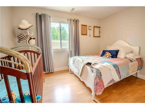 6287 Emma Street, Niagara Falls, ON - Indoor Photo Showing Bedroom