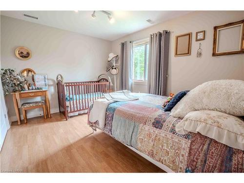 6287 Emma Street, Niagara Falls, ON - Indoor Photo Showing Bedroom