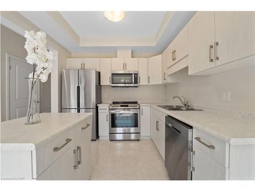 21-4552 Portage Road, Niagara Falls, ON - Indoor Photo Showing Kitchen With Double Sink With Upgraded Kitchen