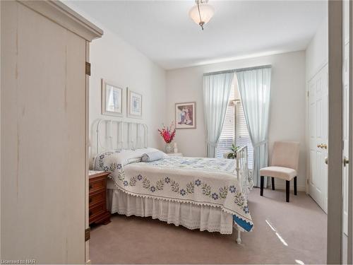 2290 Stonehaven Avenue, Niagara Falls, ON - Indoor Photo Showing Bedroom