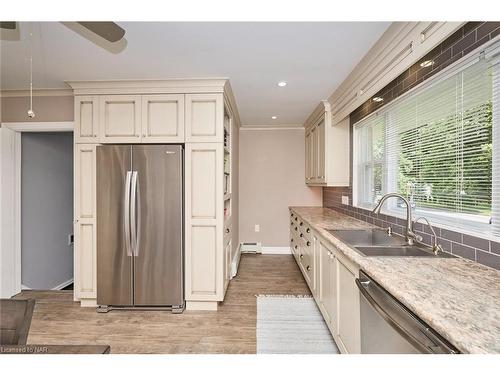 41 Parkdale Drive, Thorold, ON - Indoor Photo Showing Kitchen With Double Sink