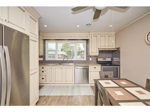 41 Parkdale Drive, Thorold, ON - Indoor Photo Showing Kitchen