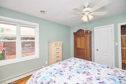 41 Parkdale Drive, Thorold, ON - Indoor Photo Showing Bedroom