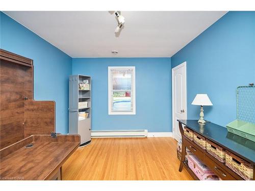 41 Parkdale Drive, Thorold, ON - Indoor Photo Showing Bedroom