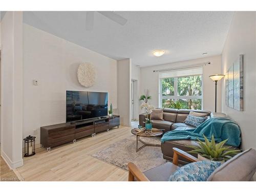 203-2799 St. Paul Avenue, Niagara Falls, ON - Indoor Photo Showing Living Room