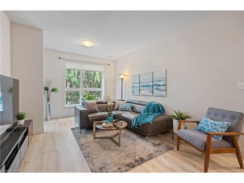 203-2799 St. Paul Avenue, Niagara Falls, ON - Indoor Photo Showing Living Room