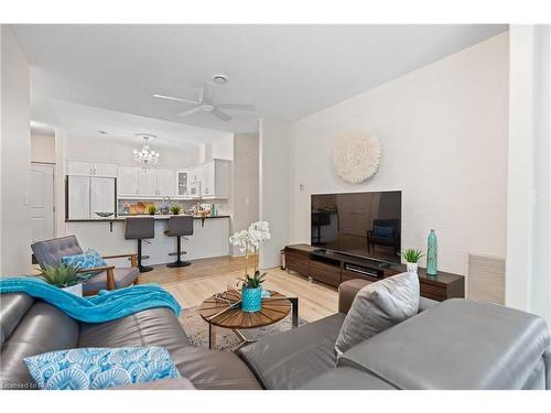 203-2799 St. Paul Avenue, Niagara Falls, ON - Indoor Photo Showing Living Room