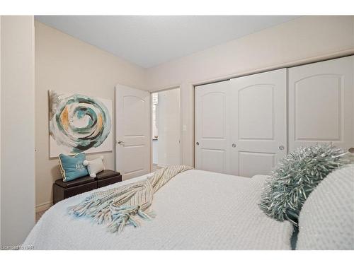 203-2799 St. Paul Avenue, Niagara Falls, ON - Indoor Photo Showing Bedroom