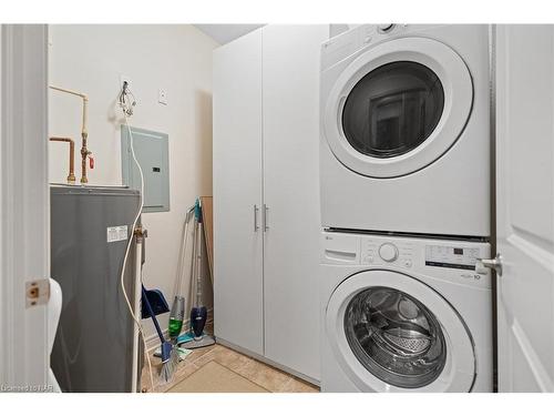 203-2799 St. Paul Avenue, Niagara Falls, ON - Indoor Photo Showing Laundry Room