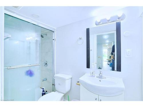 6462 Barker Street, Niagara Falls, ON - Indoor Photo Showing Bathroom