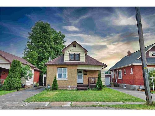 6462 Barker Street, Niagara Falls, ON - Outdoor With Facade