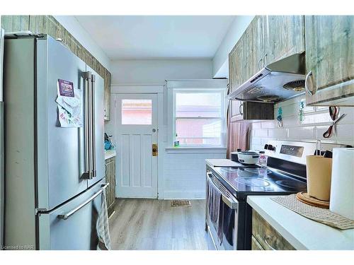 6462 Barker Street, Niagara Falls, ON - Indoor Photo Showing Kitchen