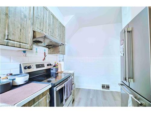 6462 Barker Street, Niagara Falls, ON - Indoor Photo Showing Kitchen