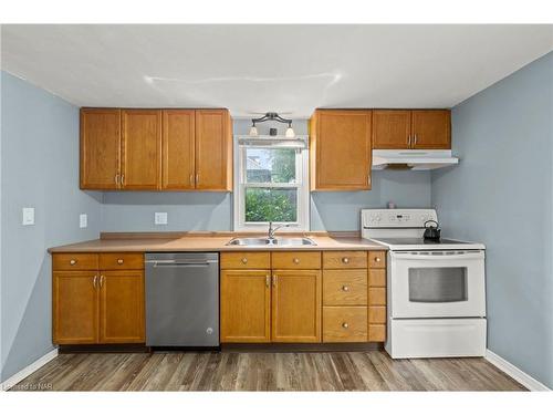 194 Russell Avenue, St. Catharines, ON - Indoor Photo Showing Kitchen With Double Sink