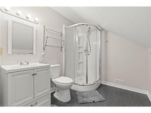 194 Russell Avenue, St. Catharines, ON - Indoor Photo Showing Bathroom