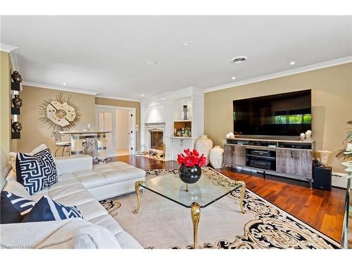 181 Lakeshore Road, St. Catharines, ON - Indoor Photo Showing Living Room