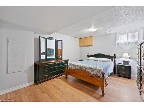 6558 Dunn Street, Niagara Falls, ON - Indoor Photo Showing Bedroom