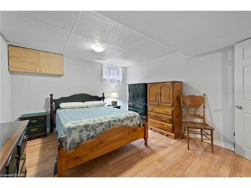 6558 Dunn Street, Niagara Falls, ON - Indoor Photo Showing Bedroom