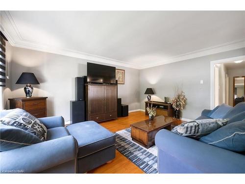 6558 Dunn Street, Niagara Falls, ON - Indoor Photo Showing Living Room