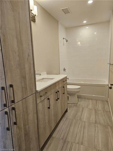 703-118 West Street, Port Colborne, ON - Indoor Photo Showing Bathroom